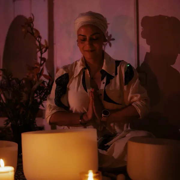 Maestra de yoga meditando